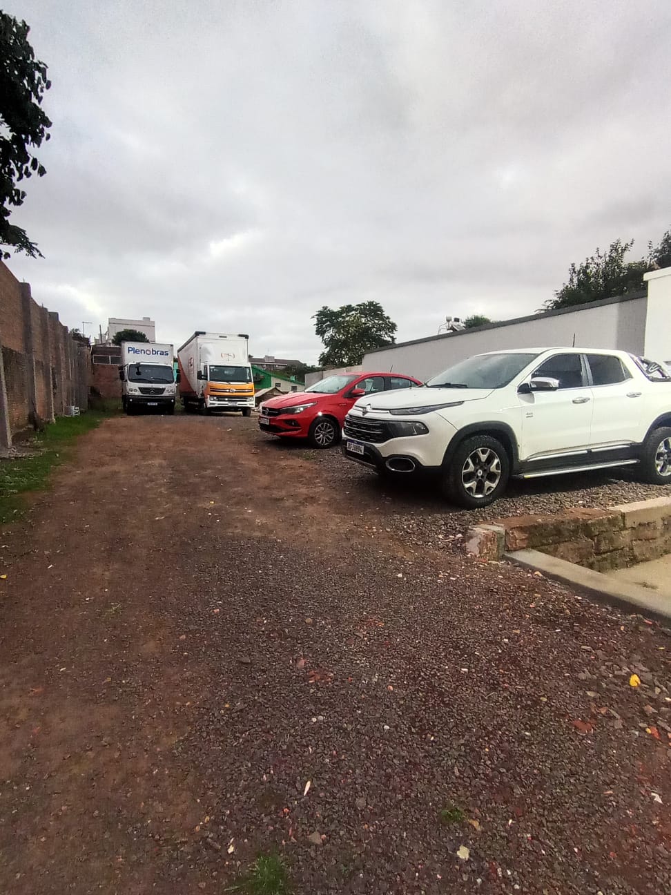 Estacionamento amplo do New Hotel para veículos grandes